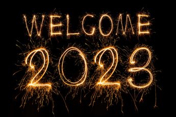 Backstube Wuenschehappy-new-year-2023-sparkling-burning-text-happy-new-year-2023-isolated-on-black-background-beauti